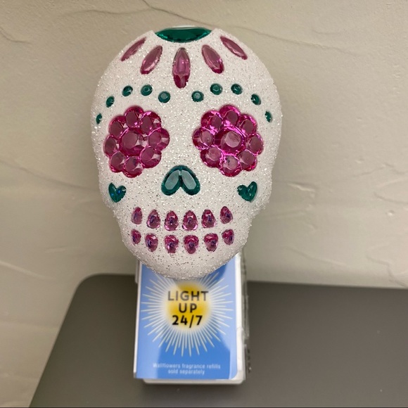2021 Bath & Body Works Sugar Skull Light Up Wallflower Plug - Picture 5 of 11